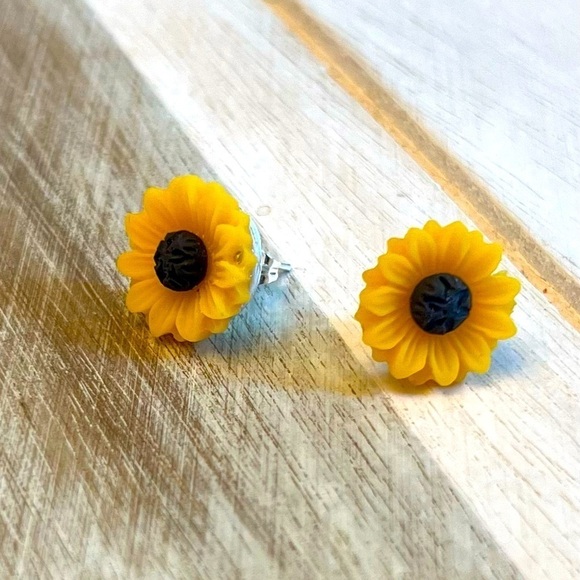 Sunflower Stud Earrings - NWT - Picture 1 of 7